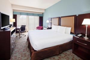 una camera d'albergo con un grande letto e una scrivania di Hotel Vue a Mountain View