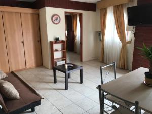 a living room with a couch and a table at Escapada para 2 cerca Playa y Pueblito La Herradura in Coquimbo