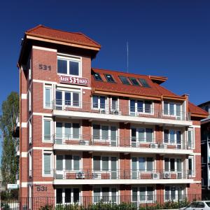 un edificio alto de ladrillo rojo con techo rojo en BLOCK 531 ApartHouse BLOCK 533 en Sofía