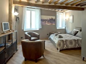una camera con letto e sedia di Appartamento Fontana a Parma