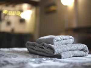 a pile of towels sitting on top of a table at Appartamento Fontana in Parma +15 photos