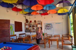 una mujer está de pie en un aula con sombrillas en PHU QUOC BACKPACKER, en Phu Quoc