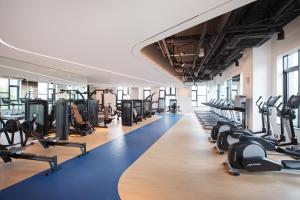 The fitness centre and/or fitness facilities at Orakai Daehakro Hotel