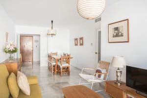 Televízia a/alebo spoločenská miestnosť v ubytovaní Beautiful apartment with terrace near the beach