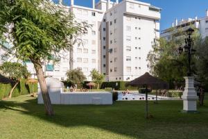 Vonkajšia záhrada v ubytovaní Beautiful apartment with terrace near the beach