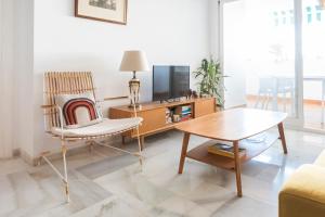 Televízia a/alebo spoločenská miestnosť v ubytovaní Beautiful apartment with terrace near the beach