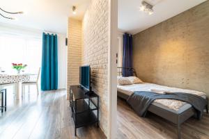 Un ou plusieurs lits dans un hébergement de l'établissement Apartament Sobieskiego 2a Parking gratiss