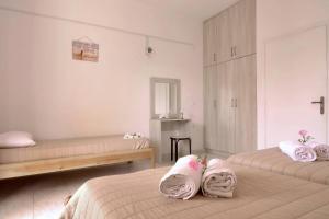 una camera con due letti e asciugamani di Makris Apartments Arillas Corfu a Arillas