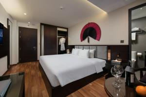 Postel nebo postele na pokoji v ubytování Hanoi Fiesta Hotel & Spa
