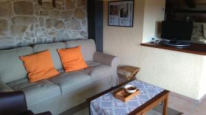 - un salon avec un canapé et une table dans l'établissement El Racó de les Grases, à Horta de San Joan