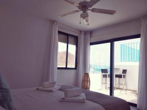 a bedroom with a bed and a ceiling fan at Alojamientos 4nudos in San José