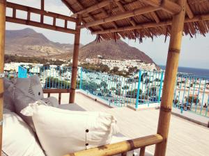 a view of the ocean from a resort patio at Alojamientos 4nudos in San José