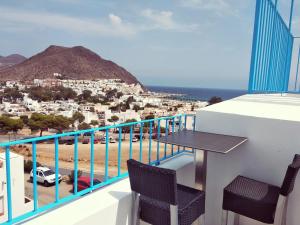 a balcony with a table and chairs and a mountain at Alojamientos 4nudos in San José