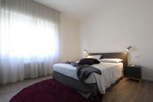 1 dormitorio con cama y ventana grande en LA CASABELLA, en Terralba