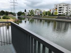 einem Wasserkörper mit Gebäuden im Hintergrund in der Unterkunft Wagner Ferien Apartments in Essen