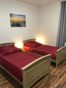 zwei nebeneinander stehende Betten in einem Schlafzimmer in der Unterkunft Wagner Ferien Apartments in Essen