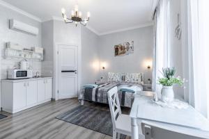 Kuchyňa alebo kuchynka v ubytovaní Golden Rose ! Apartments Lviv