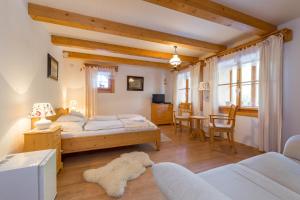 Postel nebo postele na pokoji v ubytování Valašské chalupy Resort