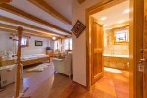 Postel nebo postele na pokoji v ubytování Valašské chalupy Resort