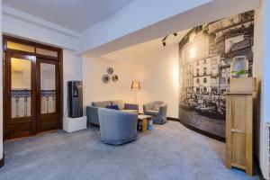 - un salon avec un canapé et une télévision dans l'établissement Pousada de Coloane Boutique Hotel, à Macao