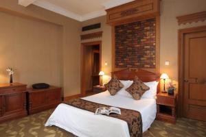 En eller flere senger på et rom på Jing An Hotel