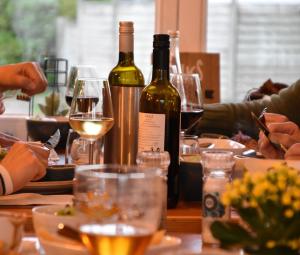 een tafel met wijnflessen en wijnglazen bij Zeepark Zeewind in Bredene