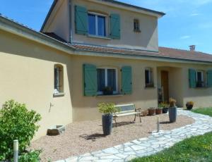 a house with a bench in front of it at AU CLOS DE L'ETANG in Ravel
