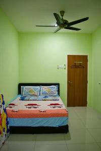 A bed or beds in a room at Sky Mirror Homestay