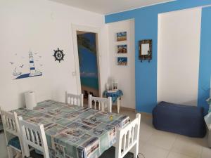 a blue and white dining room with a table and chairs at Apartamento primera línea de mar in Hospitalet de l'Infant
