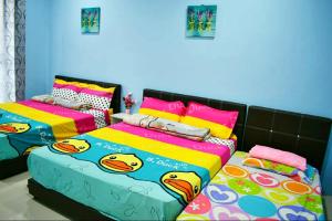 Ένα ή περισσότερα κρεβάτια σε δωμάτιο στο Sky Mirror Homestay