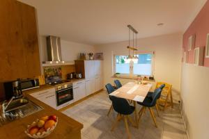 a kitchen with a table and chairs in a room at Fewo Lindenstrasse in Großrudestedt