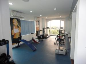 Hotel Swarn Towers的健身中心和/或健身设施