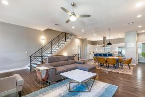 een woonkamer met een bank en een tafel bij Stunning New Construction Villa with Modern Design in New Orleans