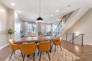 Stunning 4 BR Townhouse in Mid City