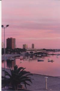 un puerto deportivo con barcos en el agua al atardecer en Pensión K-Hito, en Santiago de la Ribera