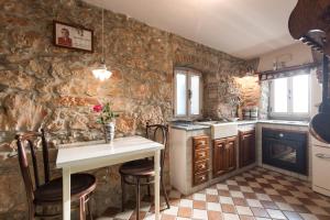 Kuchyň nebo kuchyňský kout v ubytování Holiday Home Bozanić