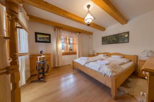 Postel nebo postele na pokoji v ubytování Valašské chalupy Resort