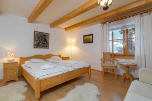 Postel nebo postele na pokoji v ubytování Valašské chalupy Resort