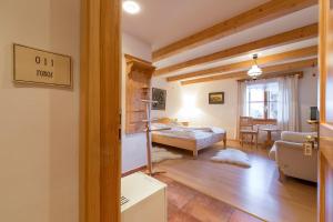 Postel nebo postele na pokoji v ubytování Valašské chalupy Resort