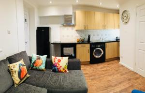 a living room with a couch and a kitchen at Fountain View 1BR Flat Oxford - Free Parking in Oxford