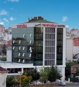 um grande edifício com um hotel tesco em TEVETOGLU HOTEL em Istambul