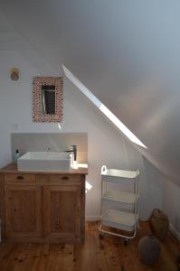 une salle de bains avec un lavabo et un miroir dans l'établissement VILLA KEREZAM au petit port de Mogueriec, à Sibiril 26 autres photos