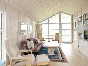 ロッケンにあるLively Holiday Home in L kken with Terraceのリビングルーム(ソファ、テーブル付)