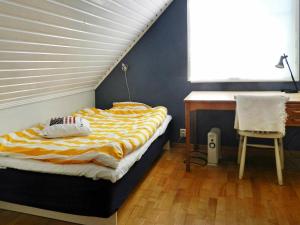 Tempat tidur dalam kamar di Three-Bedroom Holiday home in Lysekil 4