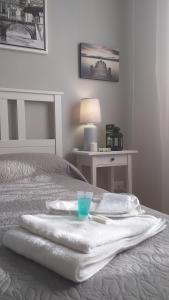 una pila de toallas en una cama con lámpara en Villa Vittorio, en Infernetto