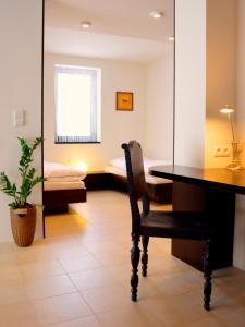 una camera con tavolo e una camera con letto di Puenta Aparthotel a Krynica-Zdrój