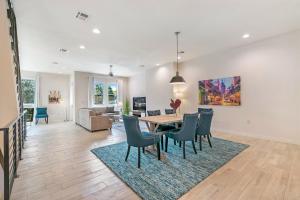 comedor y sala de estar con mesa y sillas en Mid City Fully Furnished Townhouse en Nueva Orleans