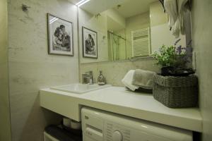 ein Bad mit einem Waschbecken und einem Spiegel in der Unterkunft Studio Stil in Belgrad