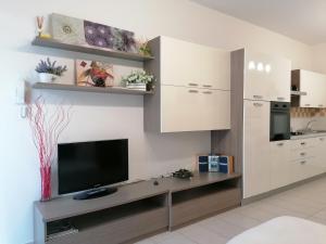 een woonkamer met een televisie op een tafel bij Appartamento elegante nuovissimo in Quartu SantʼElena
