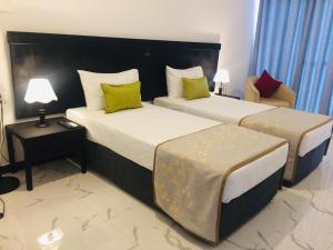 En eller flere senger på et rom på Agbo Hotel